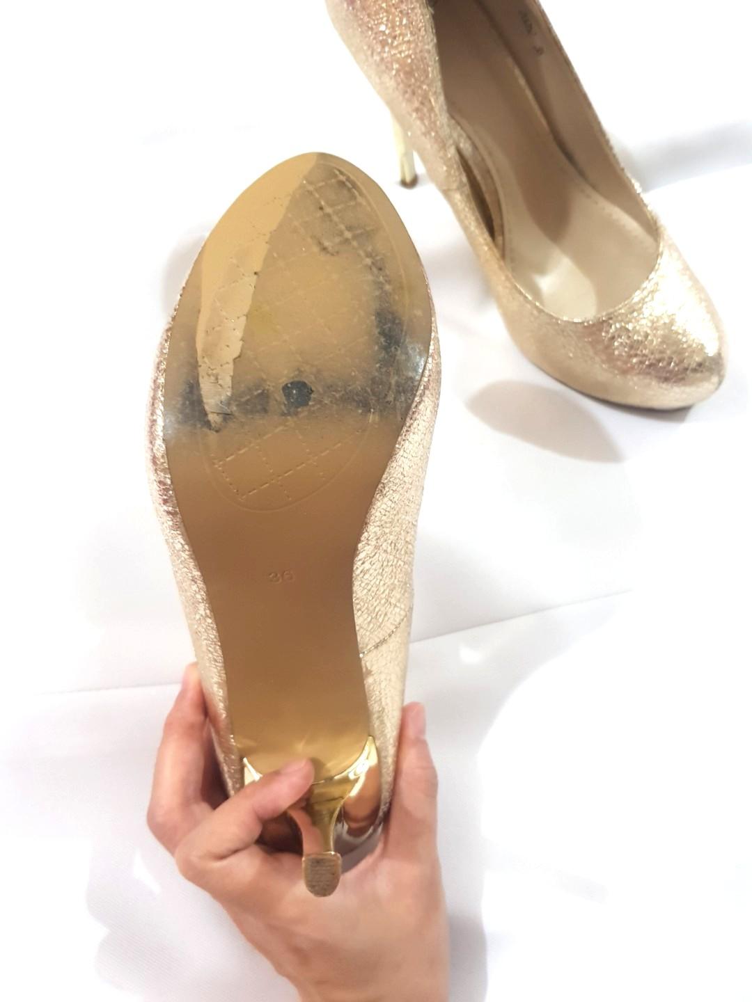 Gold Pumps (Category: Heels) located in Antipolo. Submitted by decluttering25 (Listing ID 234371281, Image 3). Description: Excellent used condition Very classy and sophisticated look Can be worn for formal events, corporate clothes, with your LBD, etc Super nice in actual Cracked light metallic gold design Its a must have for a woman 😊.