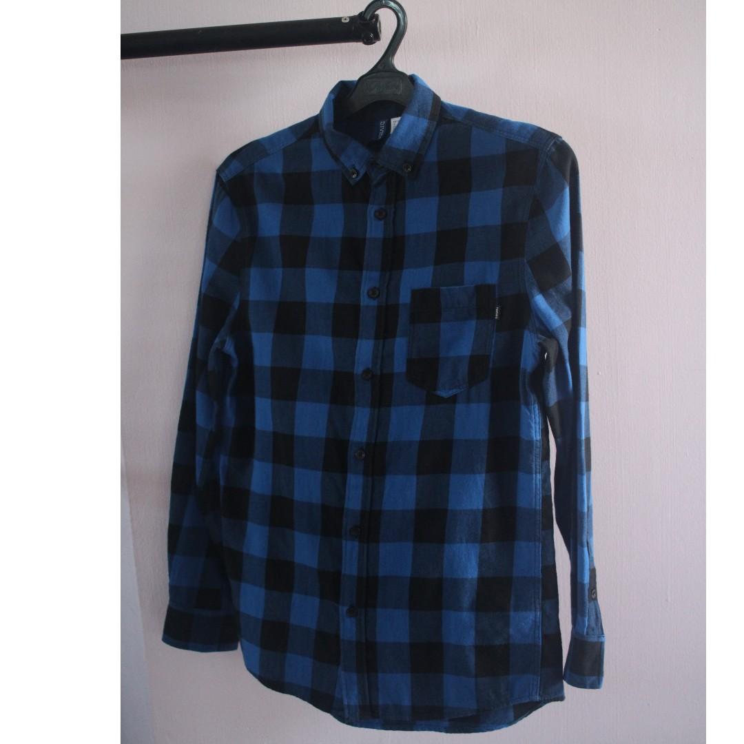 H M Divided Biru Hitam Flannel Ukuran Xs Fesyen Pria Pakaian Atasan Di Carousell