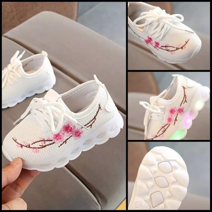 Sepatu Anak Perempuan Motif Sakura Dengan Lampu Led Size 25 Putih Bayi Anak Baju Anak Perempuan 1 Hingga 3 Tahun Di Carousell