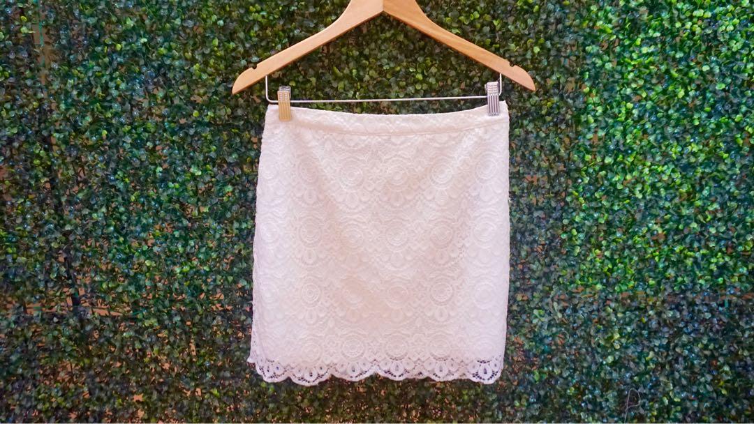 Hollister white lacy skirt (Category: Skirts) located in Manila. Submitted by samwear (Listing ID 230411536, Image 2). Description: New but washed once, with tag #caroujune.