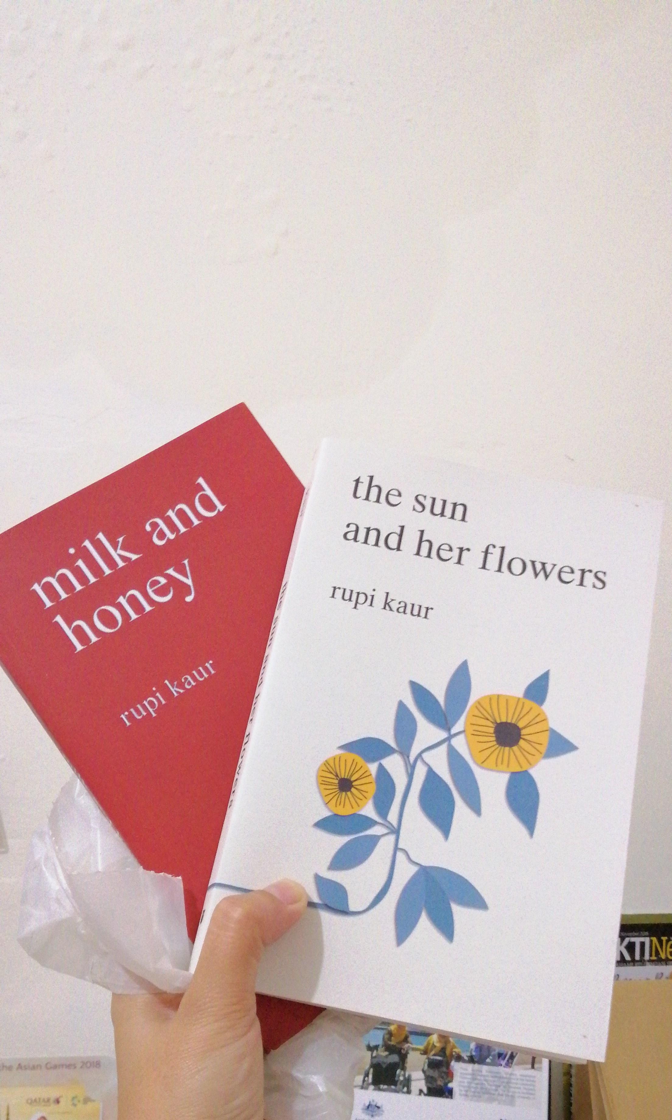 Milk and Honey + The Sun and Her Flowers by Rupi Kaur, Buku & Alat
