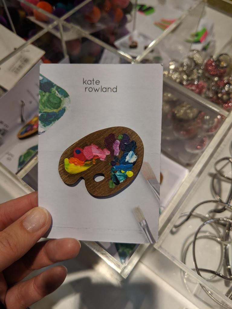 palette brooch