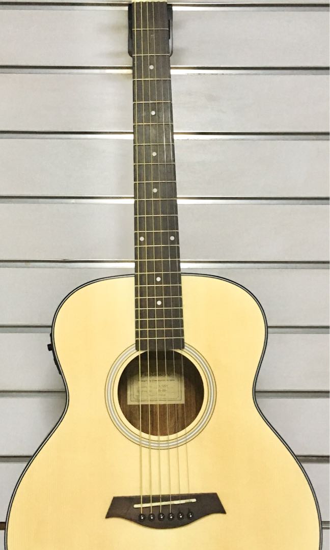 Acoustic Travel Guitar with Fishman 