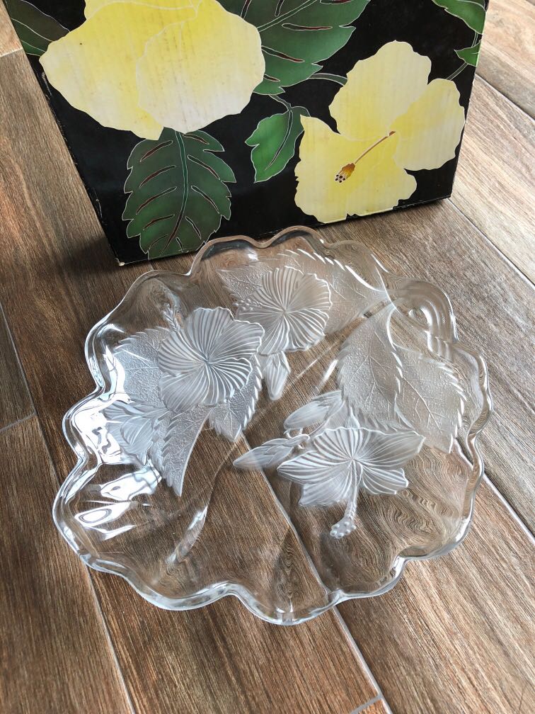 Glassware display plate (leaf shaped 14”), Furniture & Home Living