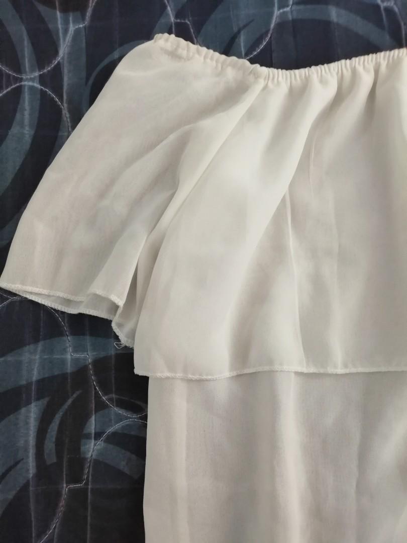 Off-shoulder top | FREE SHIPPING (Category: Sleeveless) located in Silang. Submitted by gaell.declutter (Listing ID 234567260, Image 3). Description: Medyo see through FREE SHIPPING*** (NCR, Cavite, Laguna) Provincial: +sf Buy 2 items from my listings and you get 50 PESOS DISCOUNT! Buy 3 and you get 100 PESOS OFF!!! 🎉🎉🎉 💸 Payment options BPI Gcash Paypal Palawan Express LBC 🚚 Shipping Erim express #freejuly.