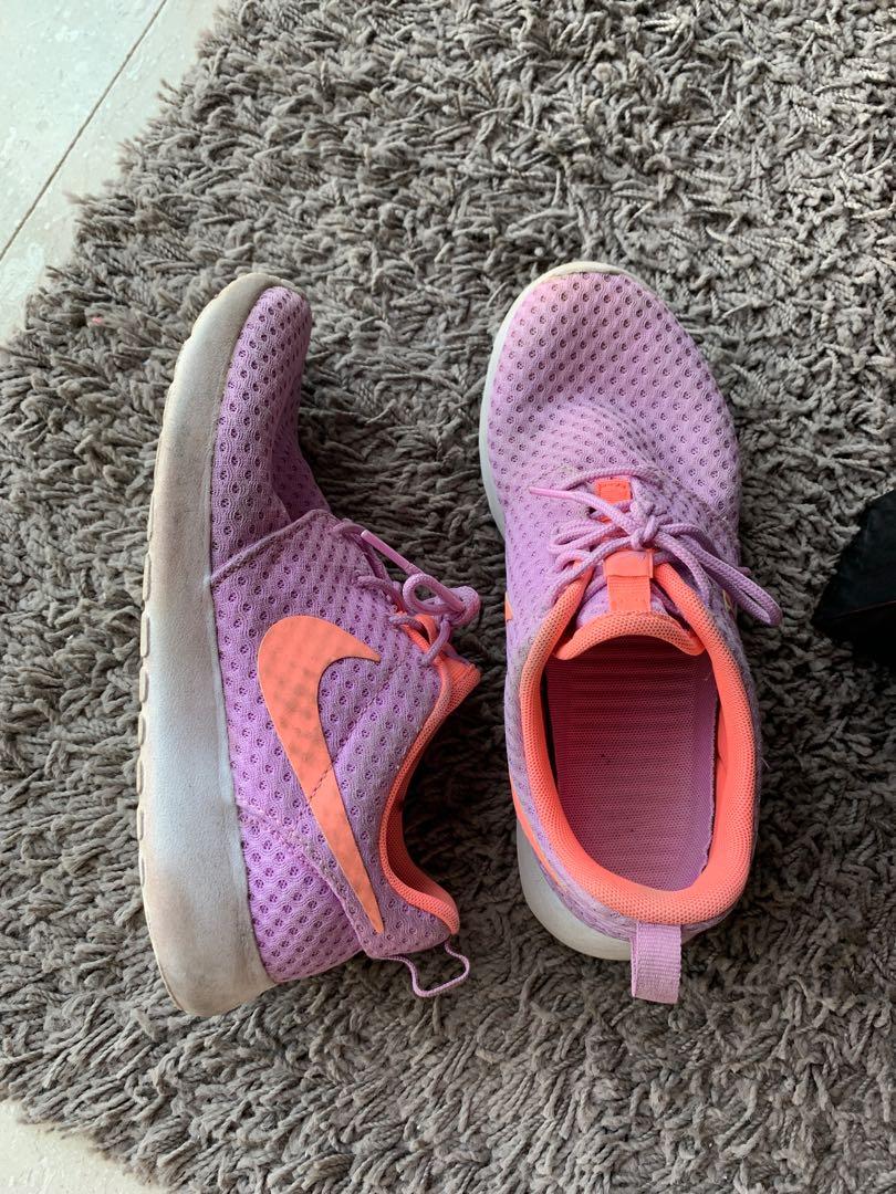 nike roshe run light pink