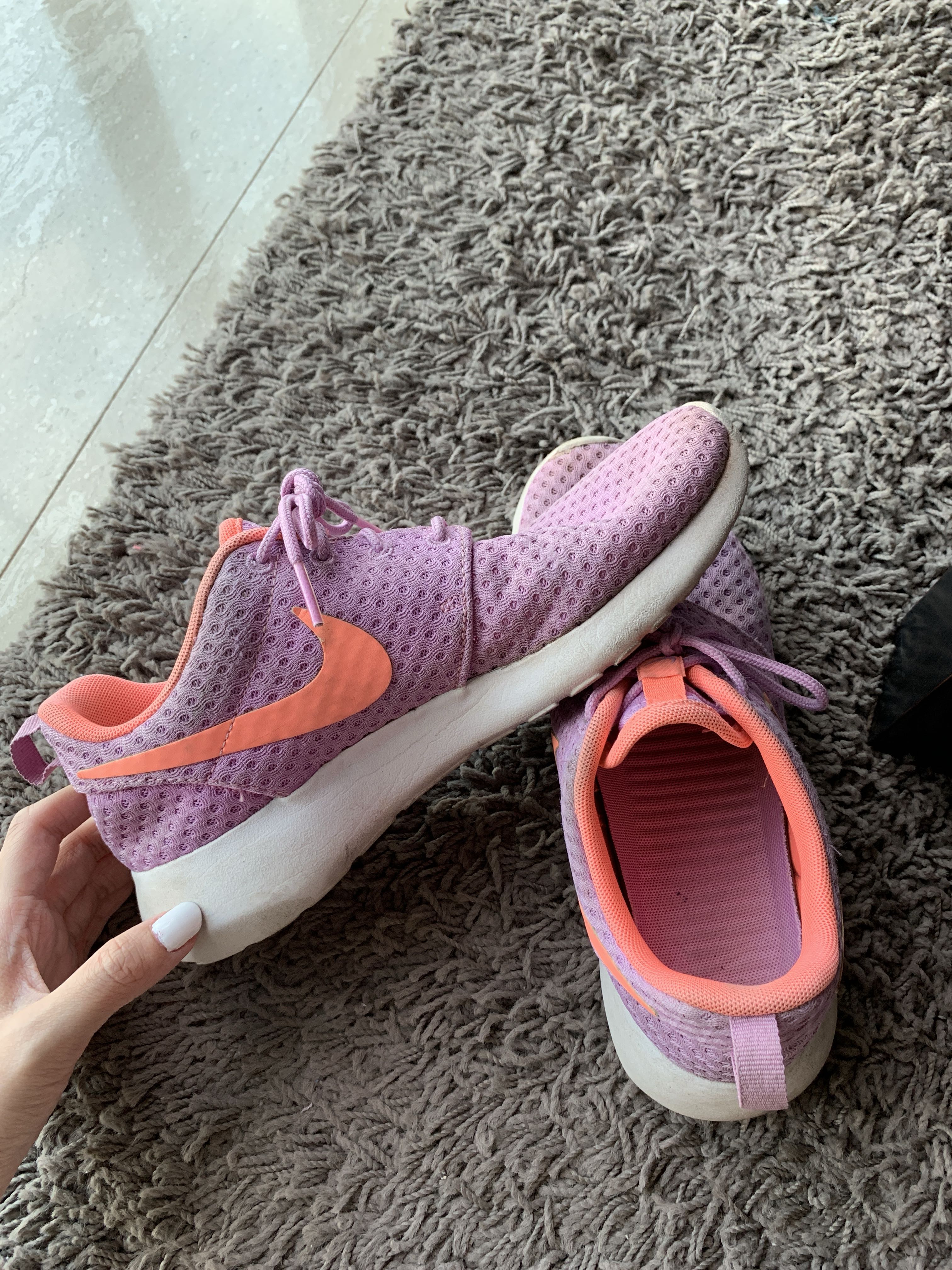 light pink roshe runs
