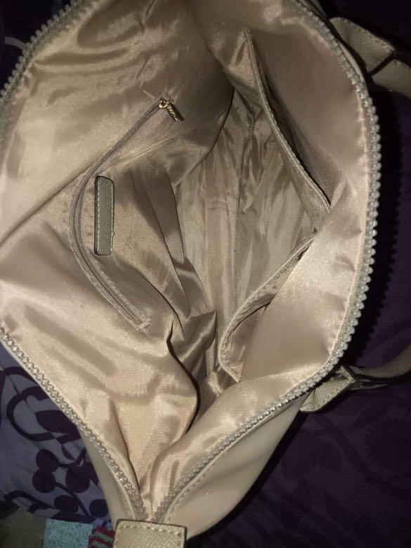 Secosana (Category: Beach Bags) located in Angono. Submitted by katzreena (Listing ID 234893382, Image 3). Description: Hindi nagamit nakatambak lang .