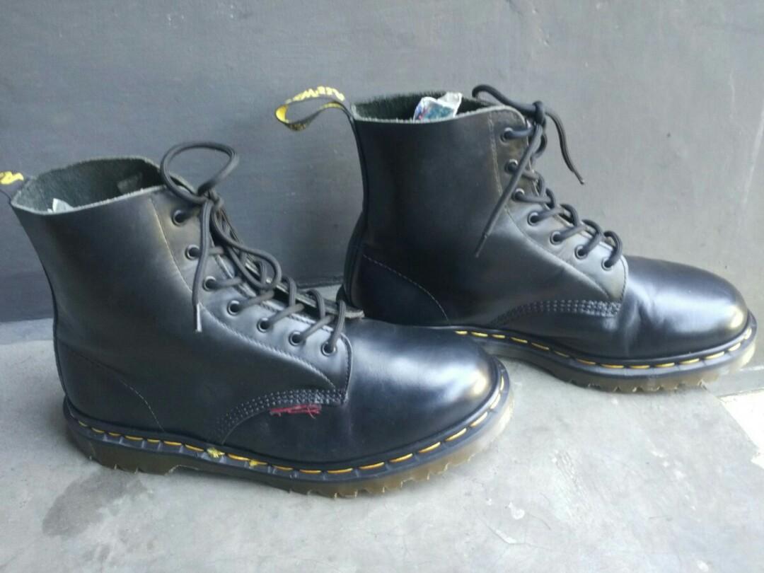 Sepatu Dr Martens Oxblood Royal Mail Edition Fesyen Pria Sepatu Sepatu Boot Di Carousell