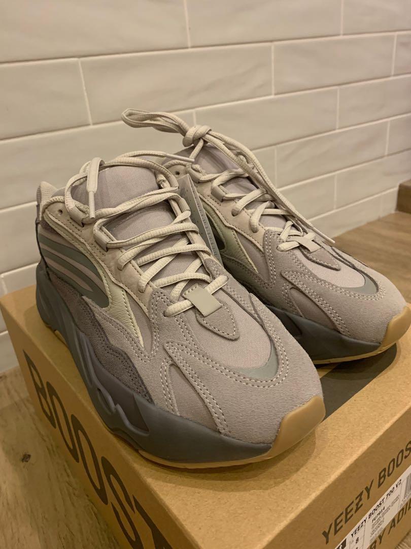 Below retail Yeezy Boost 700 us8.5, Men 