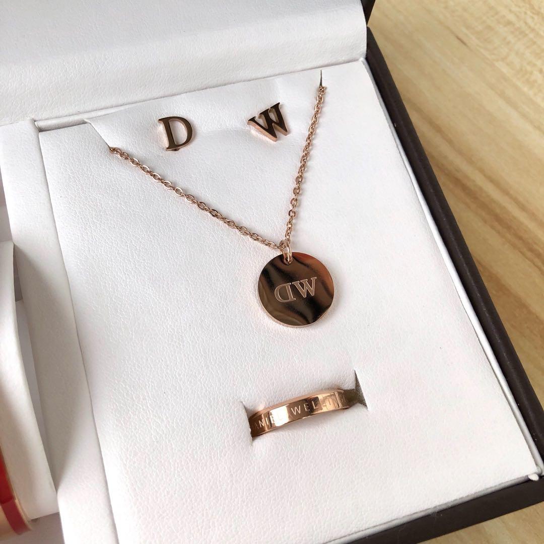 Daniel wellington pendant set top