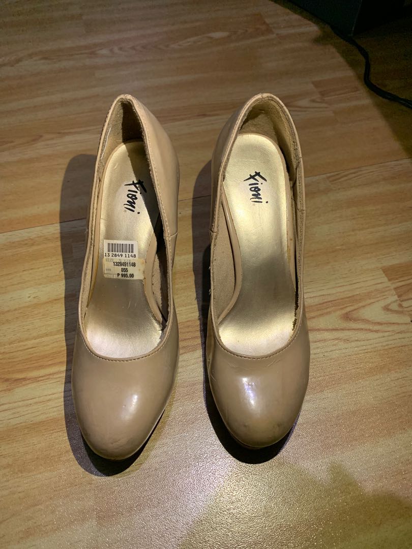 Fiona, Women's Fashion, Footwear, Slippers and slides on Carousell