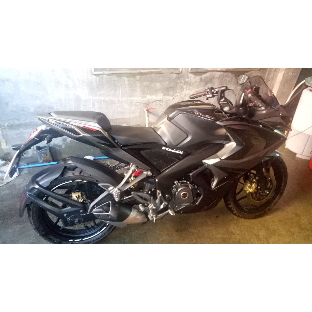 Kawasaki Bajaj Rouser RS200 Motorbikes on Carousell
