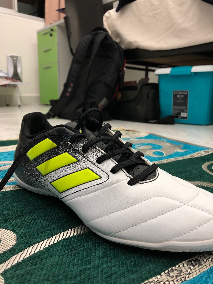 kasut futsal umbro