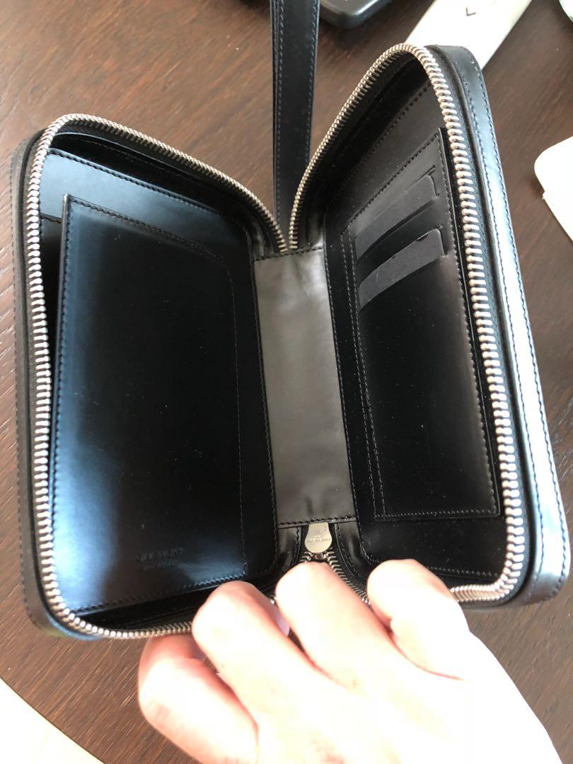 Givenchy （分類：腰袋、手提袋、小袋）位於 Hong Kong。 由 lechwa 提交（商品編號 235221186，圖片 3）。簡介： 外面9成新有少許花痕，入面基本全新，用過一次。。。。
