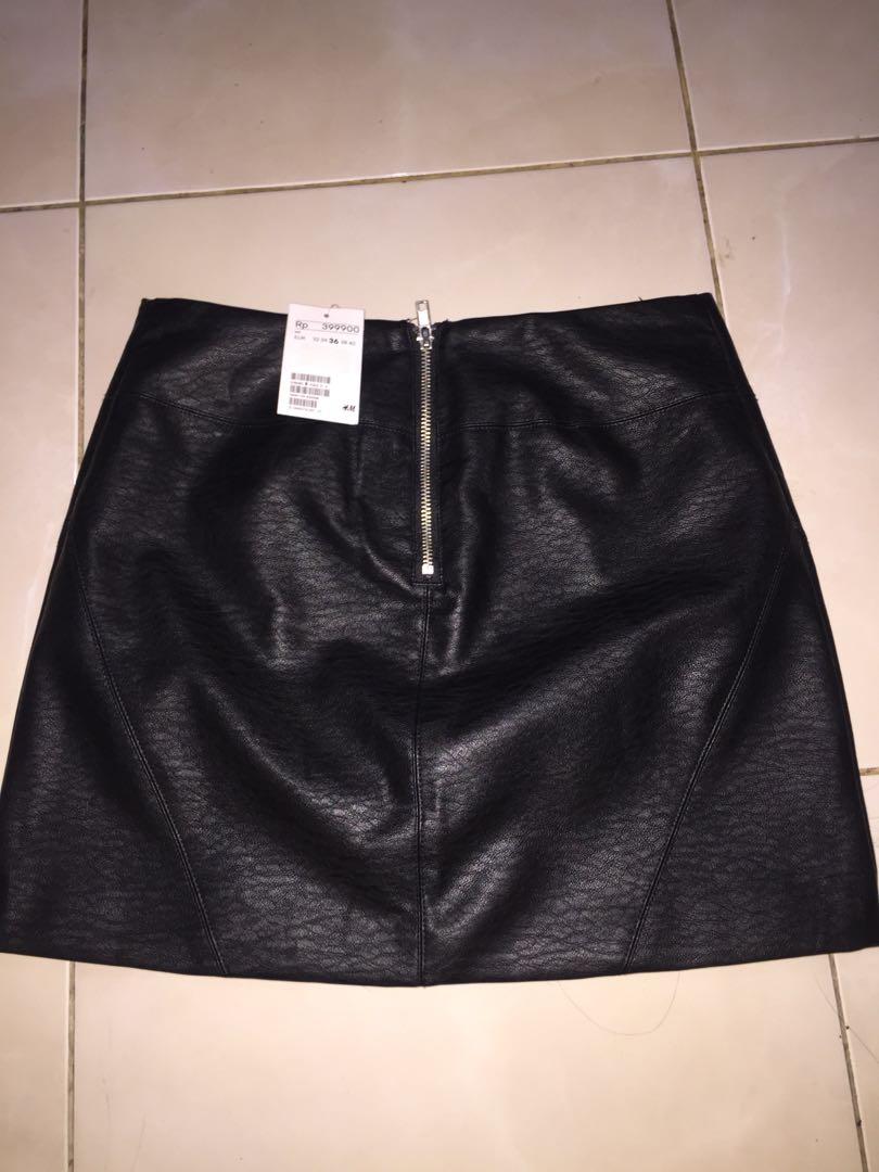Skirt H M Rok H M Rok Kulit Skirt Black Fesyen Wanita Pakaian Wanita Gaun Rok Di Carousell