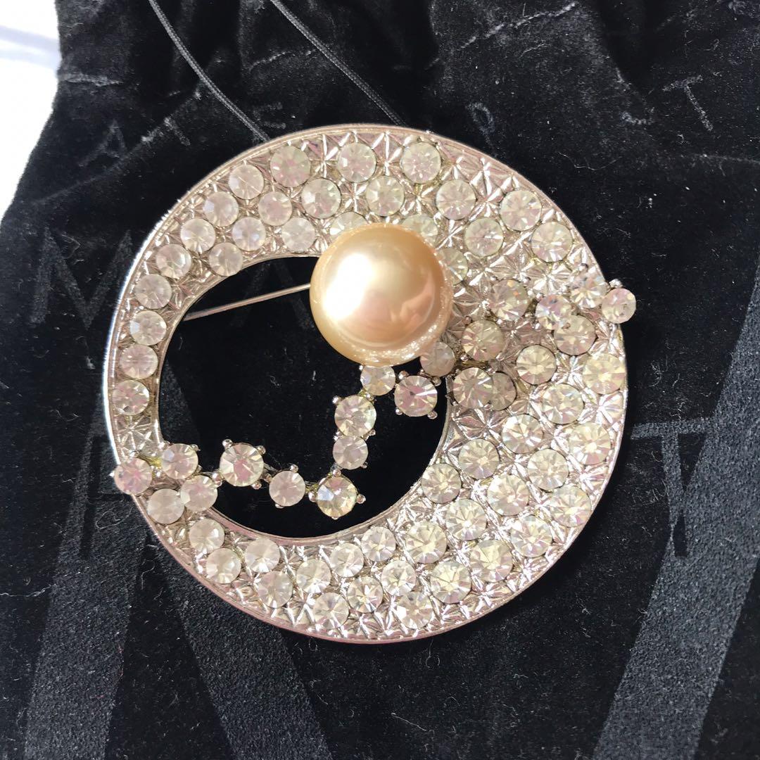 Brooch faux diamond pearl design Women s Fashion Jewelry Organisers Brooches on Carousell