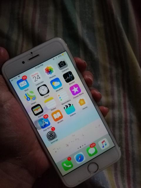 Iphone 6 128gb (Category: iPhone 6 Series) located in Makati City. Submitted by aleeli (Listing ID 235647611, Image 1). Description: Hi I’m selling iphone 6 128gb Gpp unlocked In very good condition No fingerprint lang Kakapalit lang ng battery original from spex Walang gasgas Price still nego. With free original lumee case.
