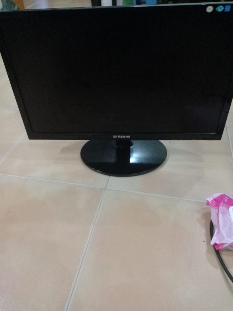 Monitor Screen (Category: Computer Parts) located in Singapore. Submitted by weraaung (Listing ID 235596312, Image 1). Description: It's Abit old 2years? But still pretty good It's about 18 Inches/45 cm across The price is negotiable but needs to be reasonable.