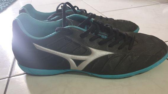Sepatu Futsal Mizuno Rebula