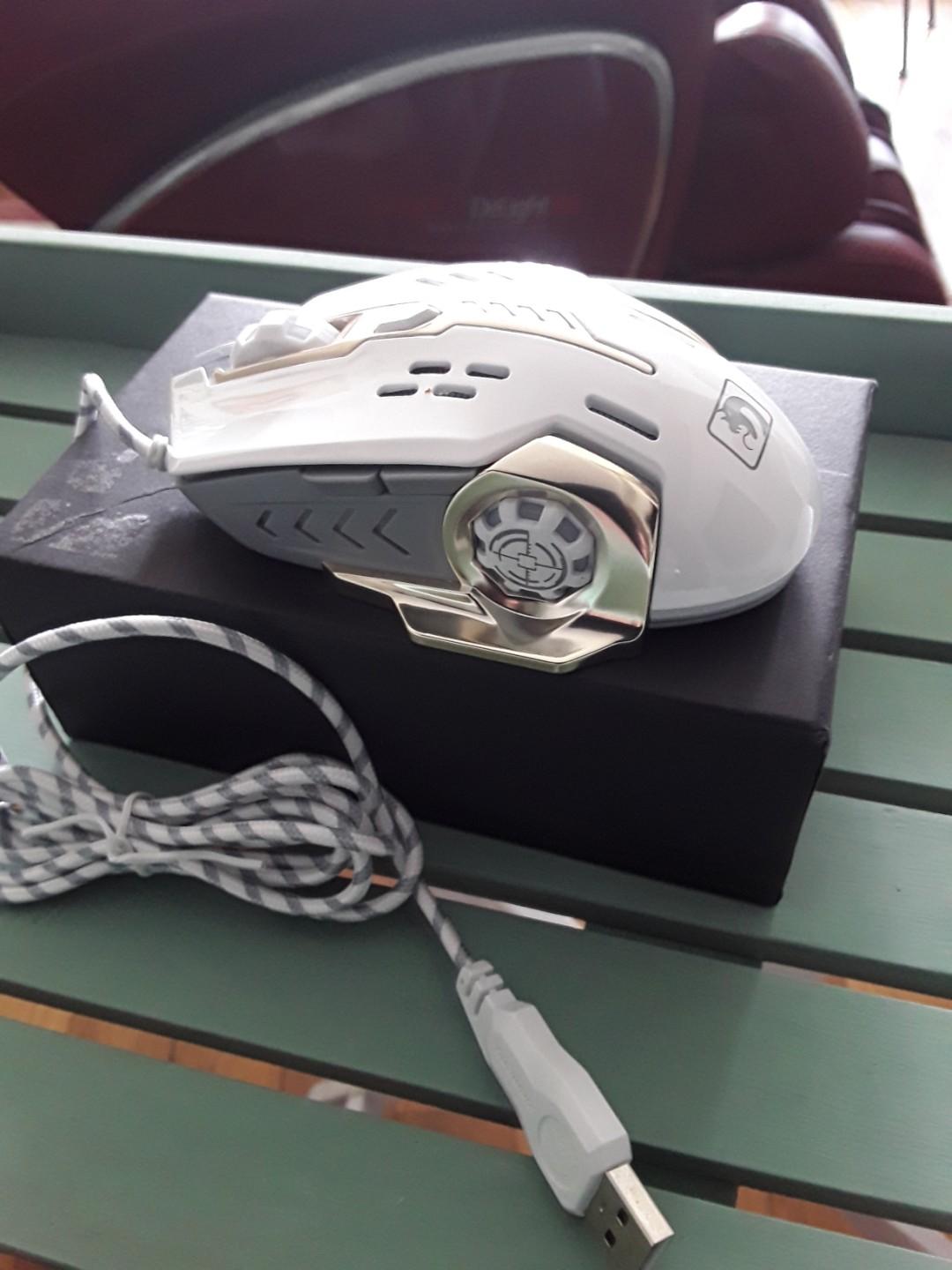 Computer mouse (Category: Mouse & Mousepads) located in Singapore. Submitted by desmondsim (Listing ID 235733375, Image 3). Description: Computer mouse with light.