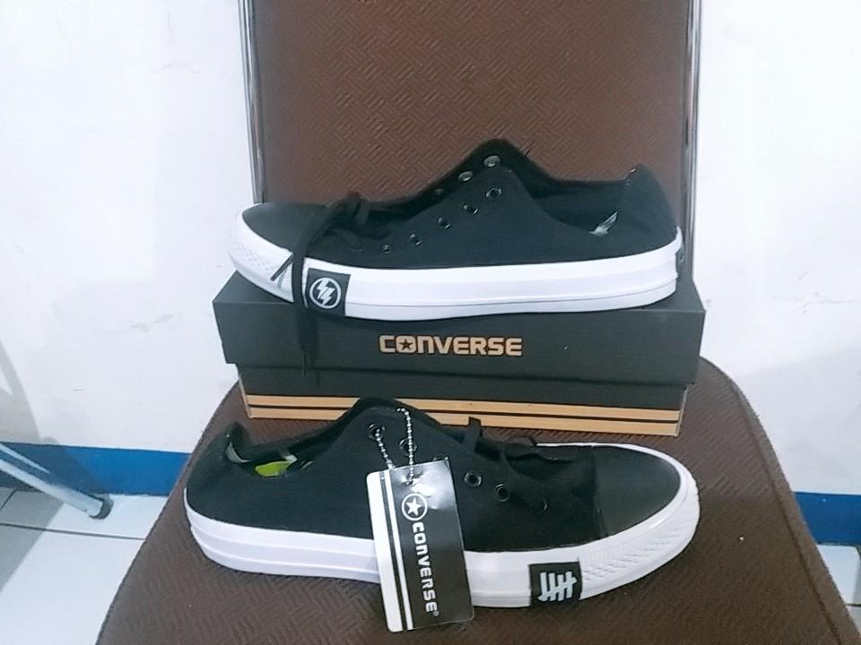 Converse Hitam Putih Pendek Fesyen Pria Sepatu Sneakers Di Carousell