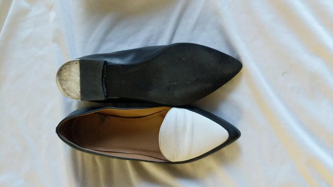 Everlane Pointed Loafer / Flats (Category: Flats & Sandals) located in Taguig. Submitted by basicbi (Listing ID 235985398, Image 2). Description: Worn only 3 times - Everlane Modern Point US 6 reviews: https://www.everlane.com/products/womens-modern-point-black-black.