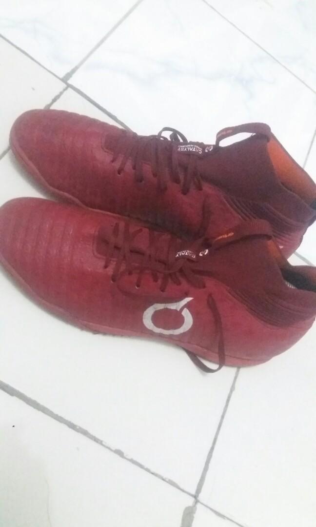 Sepatu Futsal Ortuseight Catalyst Mystique In Maroon Fesyen Wanita Sepatu Di Carousell