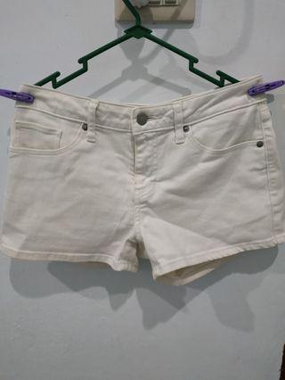 Celana putih UNIQLO
