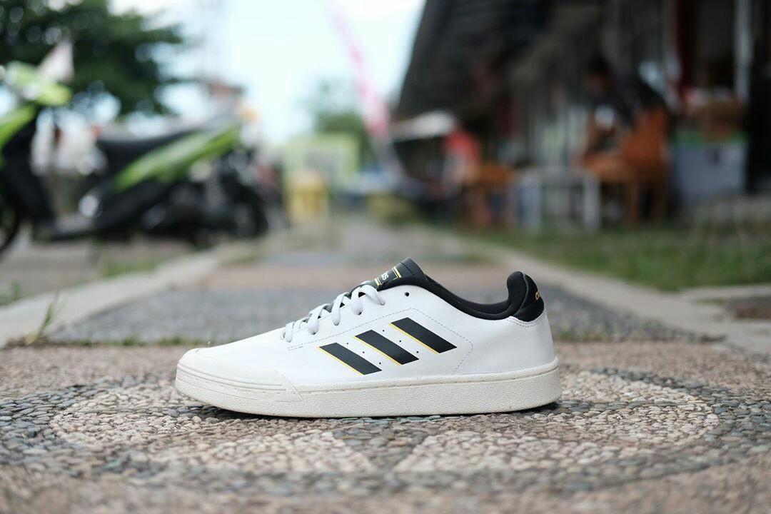 Adidas court on sale 70s white