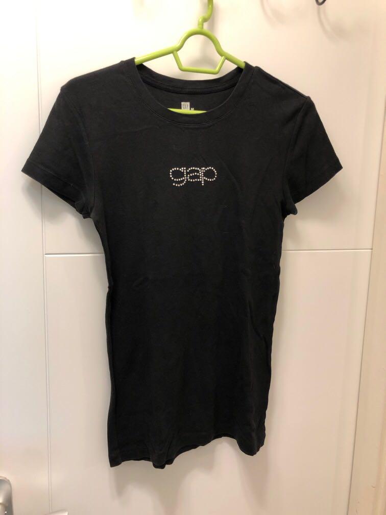 Gap Tee （分類：T-shirt）位於 Hong Kong。 由 chiaraman 提交（商品編號 236147170，圖片 1）。簡介： Carousell 新舊如圖 星期一至五 Megabox 1200-1400 星期六至日 天水圍西鐵站 其他地方時間另議 順豐到付或郵寄 (買家須承擔郵費及風險，建議寄掛號） 🈲絕不議價❌。