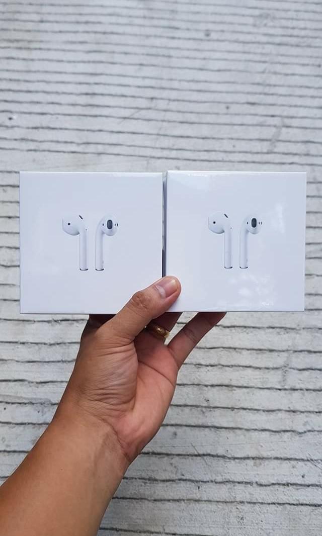 APPLE AIRPODS (Category: Portable Audio Accessories) located in Manila. Submitted by Decca0310 (Listing ID 236281904, Image 1). Description: brand new 100% authentic.