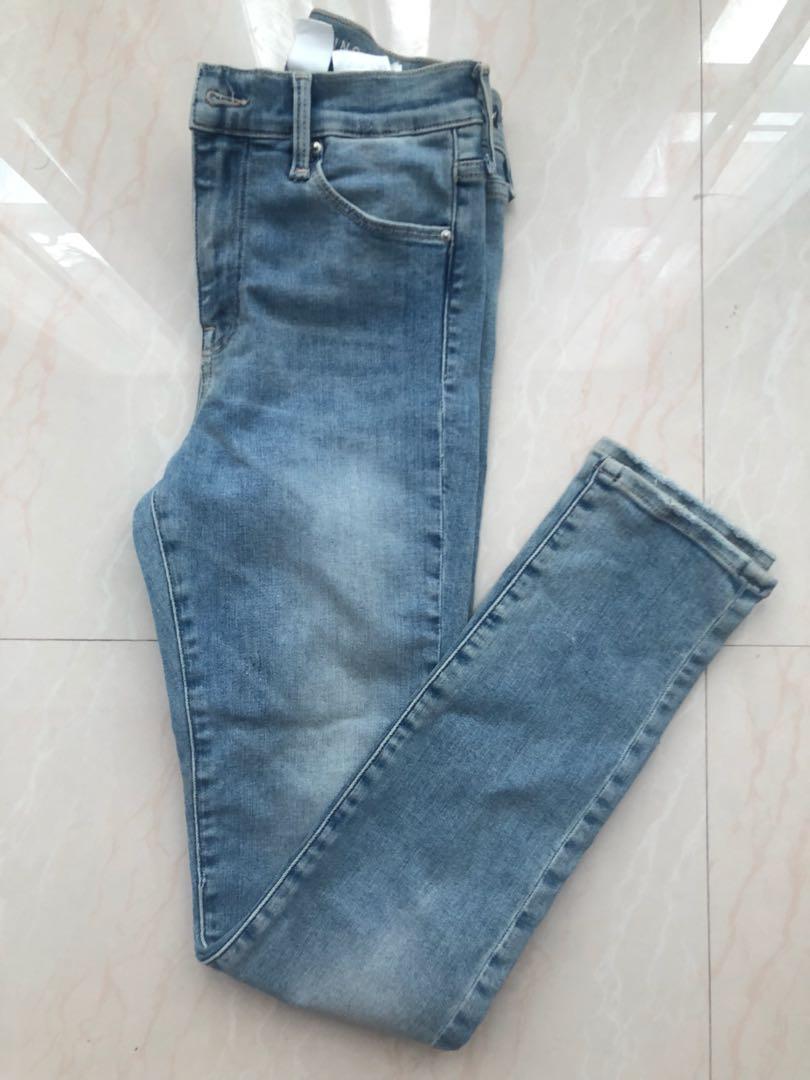 H&M Acid Wash Jeans (Category: Jeans) located in Santiago. Submitted by destashkit (Listing ID 236214924, Image 1). Description: .