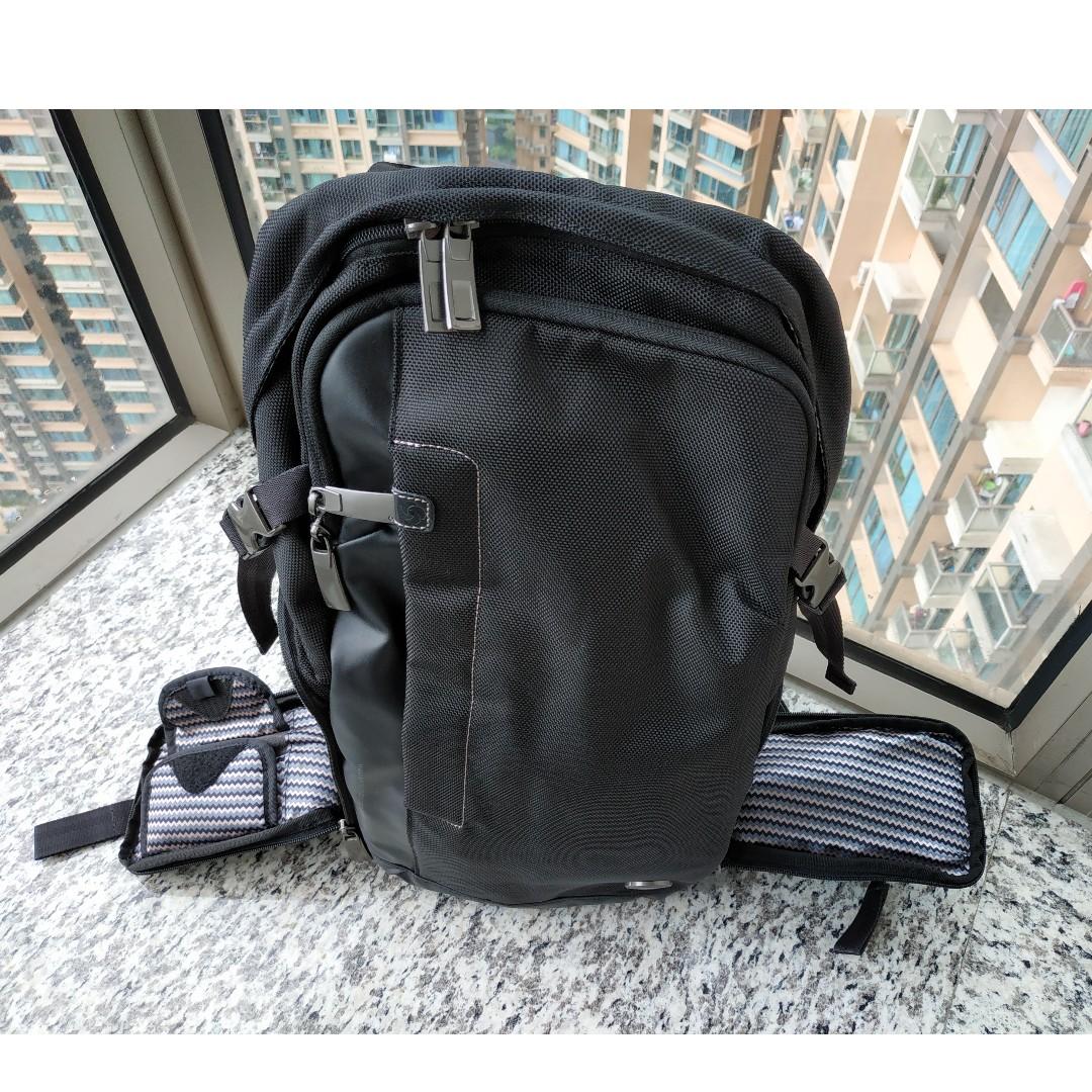 Samsonite Camera Backpack （分類：背包）位於 Hong Kong。 由 chris8636 提交（商品編號 236241673，圖片 2）。簡介： 99% new Samsonite SCB-1 camera backpack 150. Lots of compliments for your camera, lenses and gear. Hidden rain cover.。