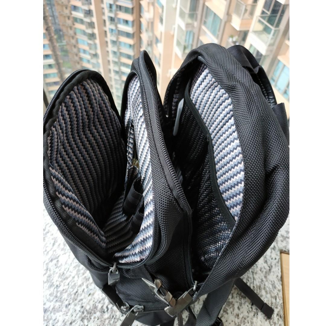 Samsonite Camera Backpack （分類：背包）位於 Hong Kong。 由 chris8636 提交（商品編號 236241673，圖片 3）。簡介： 99% new Samsonite SCB-1 camera backpack 150. Lots of compliments for your camera, lenses and gear. Hidden rain cover.。