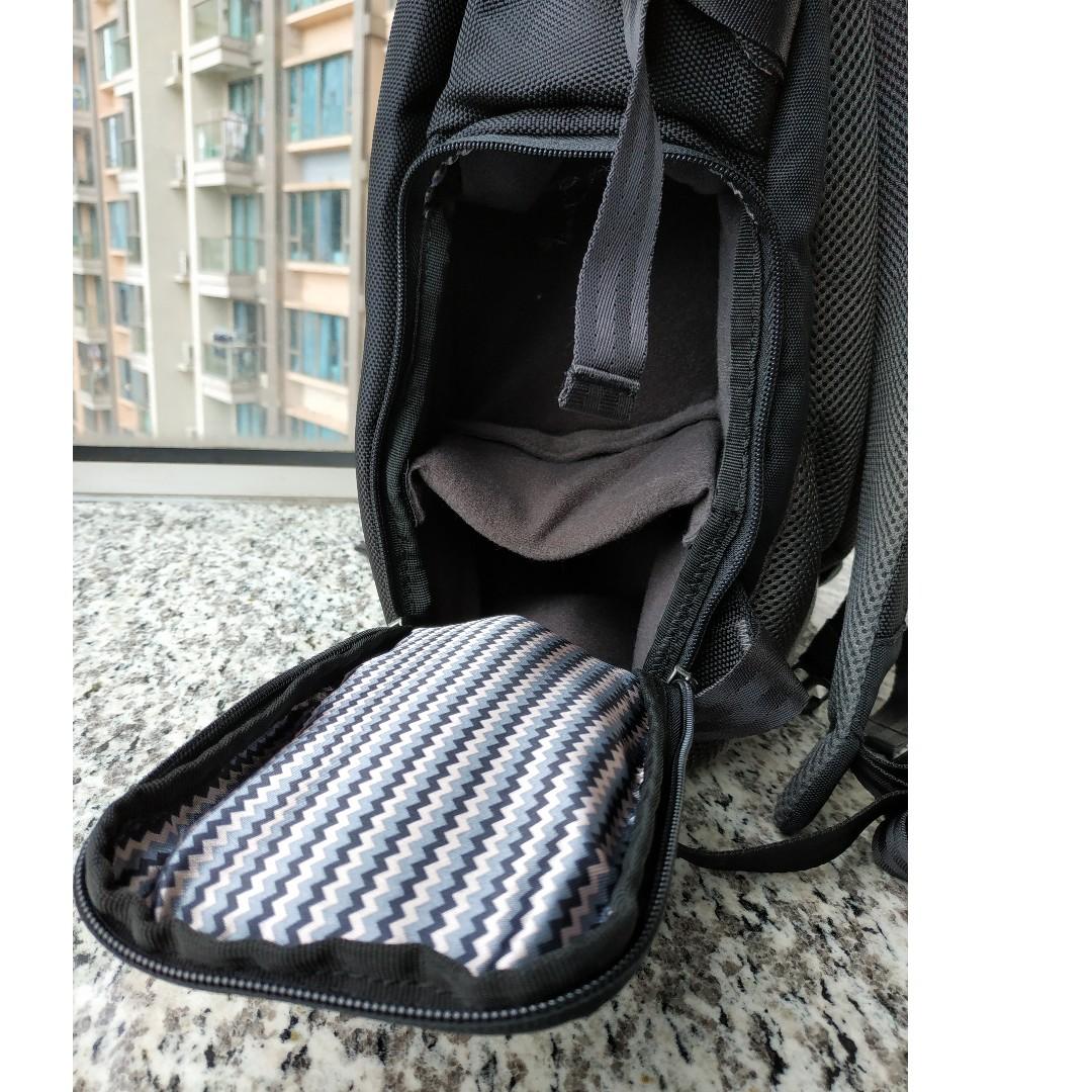 Samsonite Camera Backpack （分類：背包）位於 Hong Kong。 由 chris8636 提交（商品編號 236241673，圖片 4）。簡介： 99% new Samsonite SCB-1 camera backpack 150. Lots of compliments for your camera, lenses and gear. Hidden rain cover.。