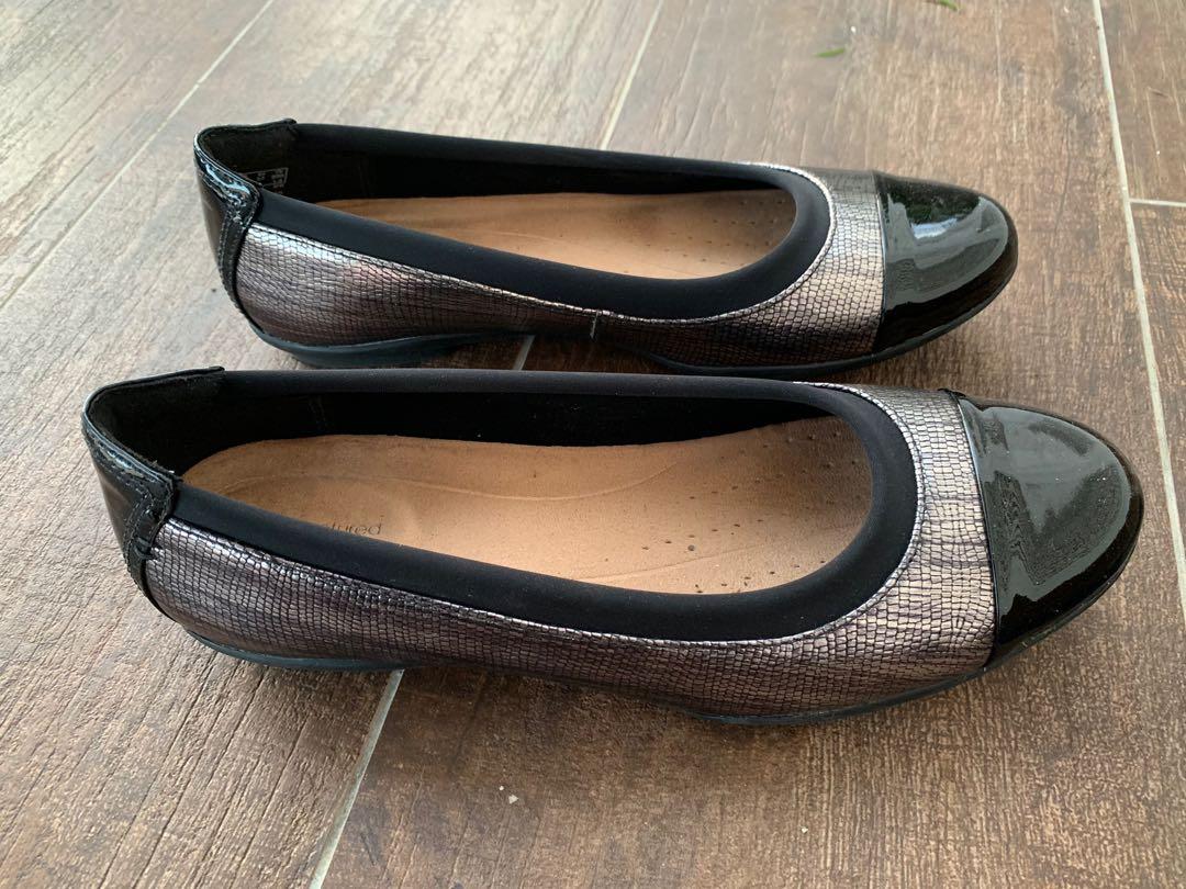 womens clarks flats