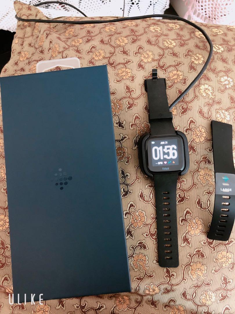 Fitbit Versa (Category: Watches) located in Skudai. Submitted by juju_111 (Listing ID 236309129, Image 2). Description: Extreme good condition Fitbit watch worn less than 5 times for sales. Warranty till August 2019 No scratch, no stain like new ( full set with one extra wristband) https://www.fitbit.com/eu/shop/versa.