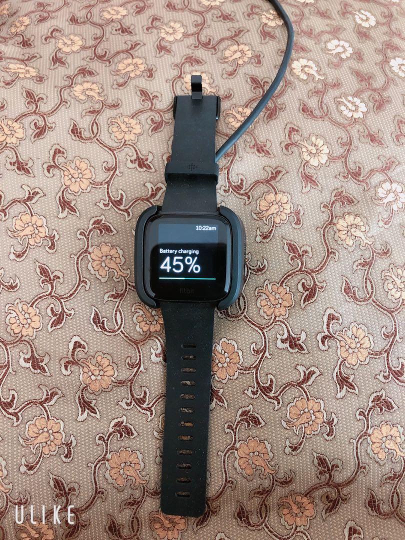 Fitbit Versa (Category: Watches) located in Skudai. Submitted by juju_111 (Listing ID 236309129, Image 3). Description: Extreme good condition Fitbit watch worn less than 5 times for sales. Warranty till August 2019 No scratch, no stain like new ( full set with one extra wristband) https://www.fitbit.com/eu/shop/versa.