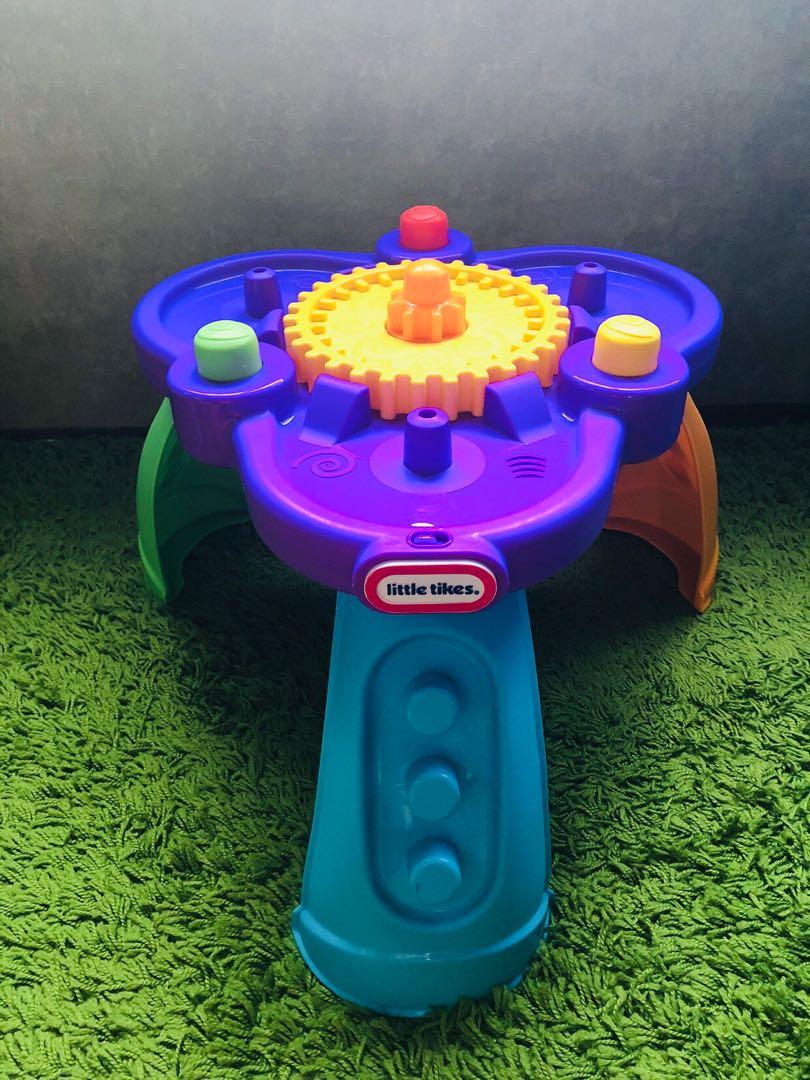 Giggly gears twirl clearance table