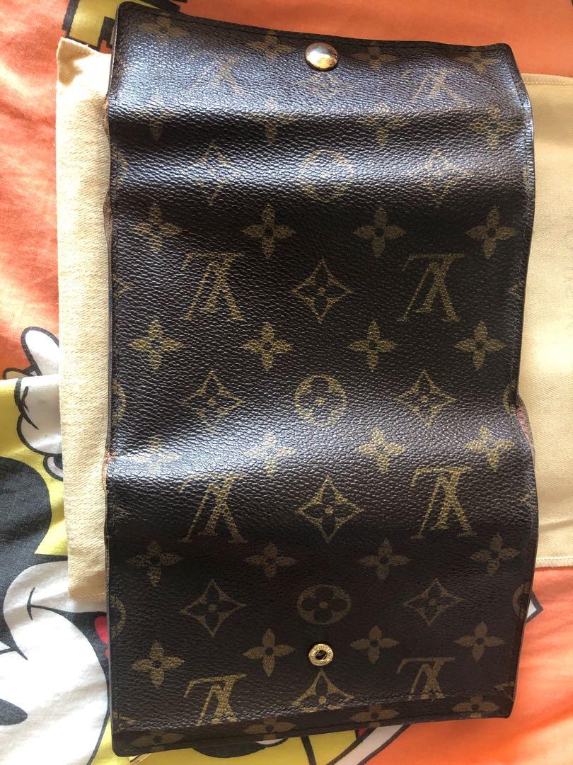 LV Wallet （分類：手袋及銀包）位於 Hong Kong。 由 ms.joannes 提交（商品編號 231179110，圖片 2）。簡介： LV wallet, bought it at lease 10years ago, photos itself show all the condition of the wallet, original price Is around $6500, this is a discontinued items, therefore my price right now is pretty decent and reflects the usage as well! What you see and what you will get! It will comes with dust bag with box! Please check at the photos carefully! 。