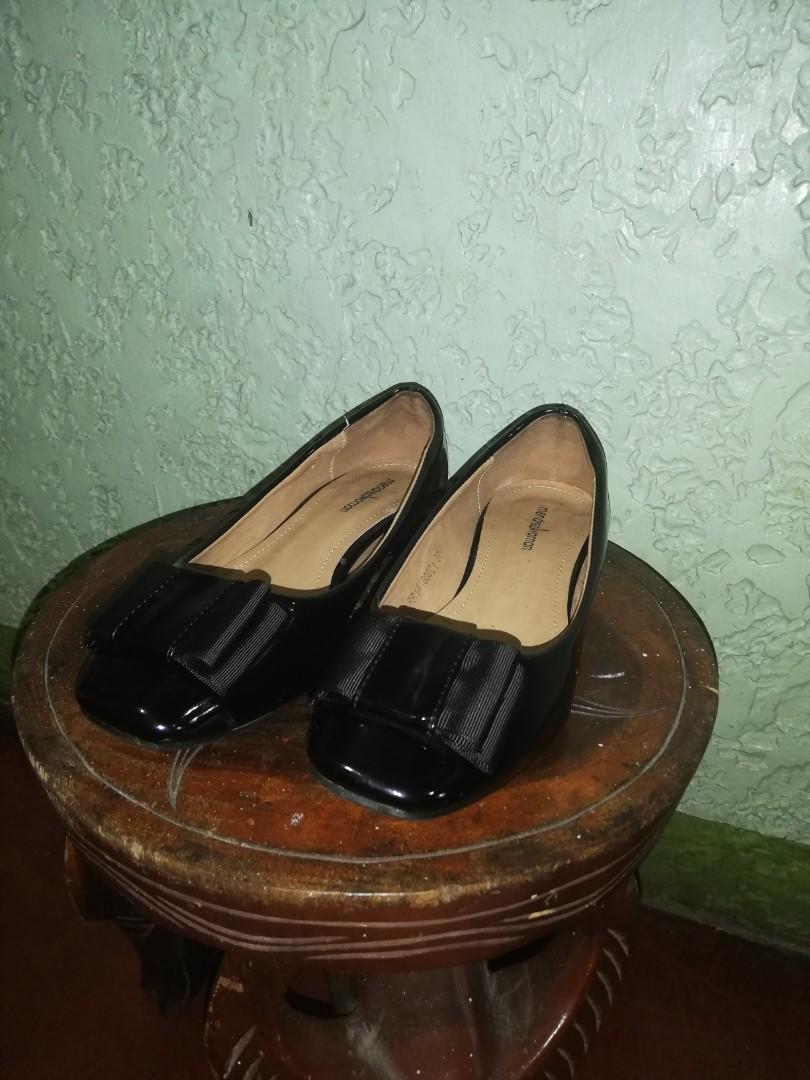 black charol shoes with half inch heels (Category: Heels) located in Quezon City. Submitted by checki57 (Listing ID 236508646, Image 3). Description: Used twice, black shoes for women with half inch heels Mode of payment: Cebuana, Palawan, BDO, M Lhuillier.