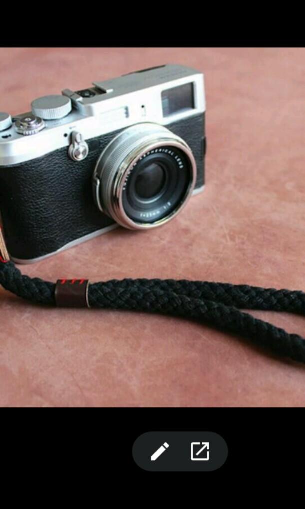 Camera strap (Category: Other Electronics) located in Singapore. Submitted by glzar (Listing ID 236486950, Image 1). Description: .