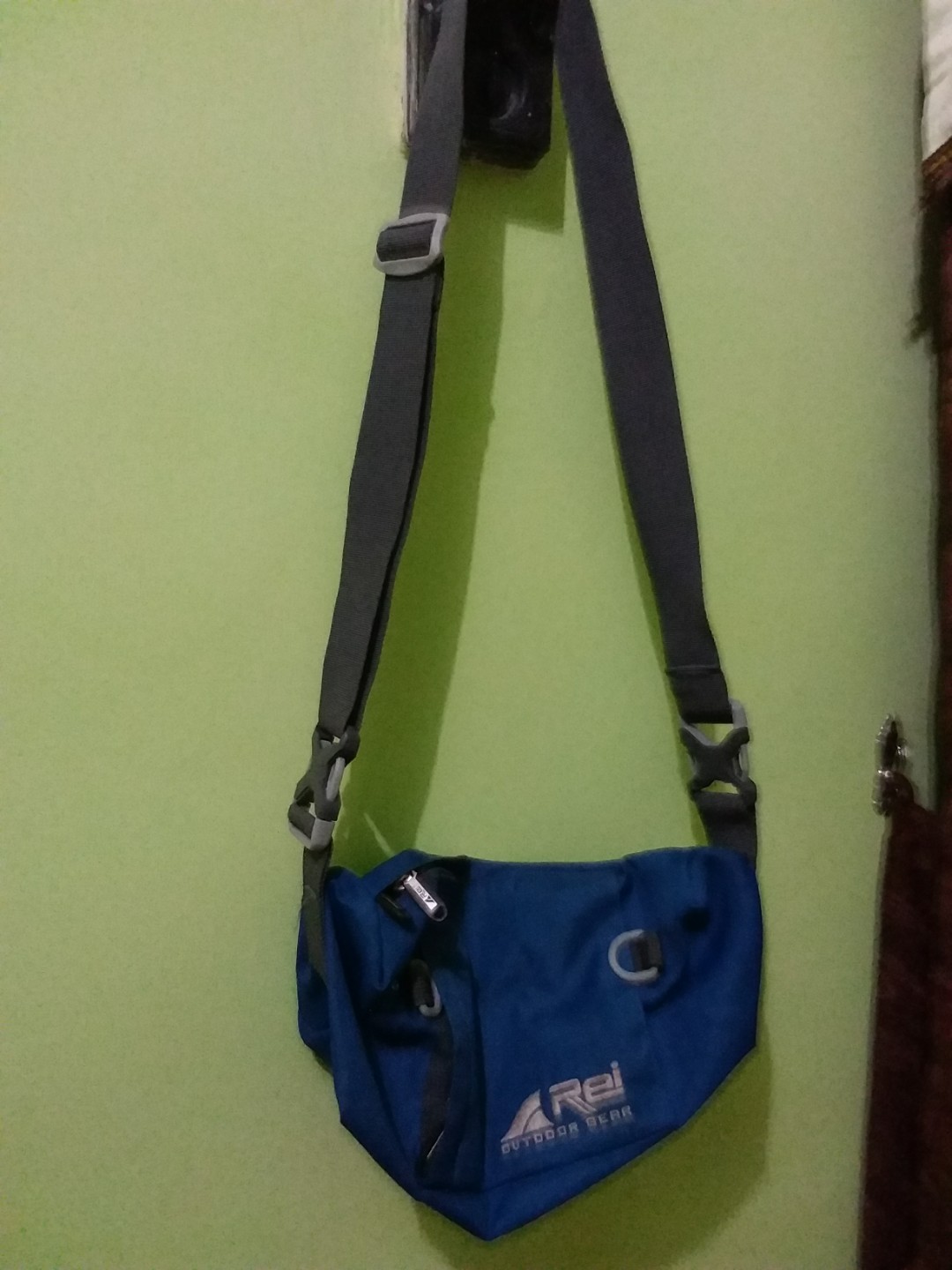 Rei Sling Bag, Fesyen Pria, Tas & Dompet , Tas Selempang di Carousell