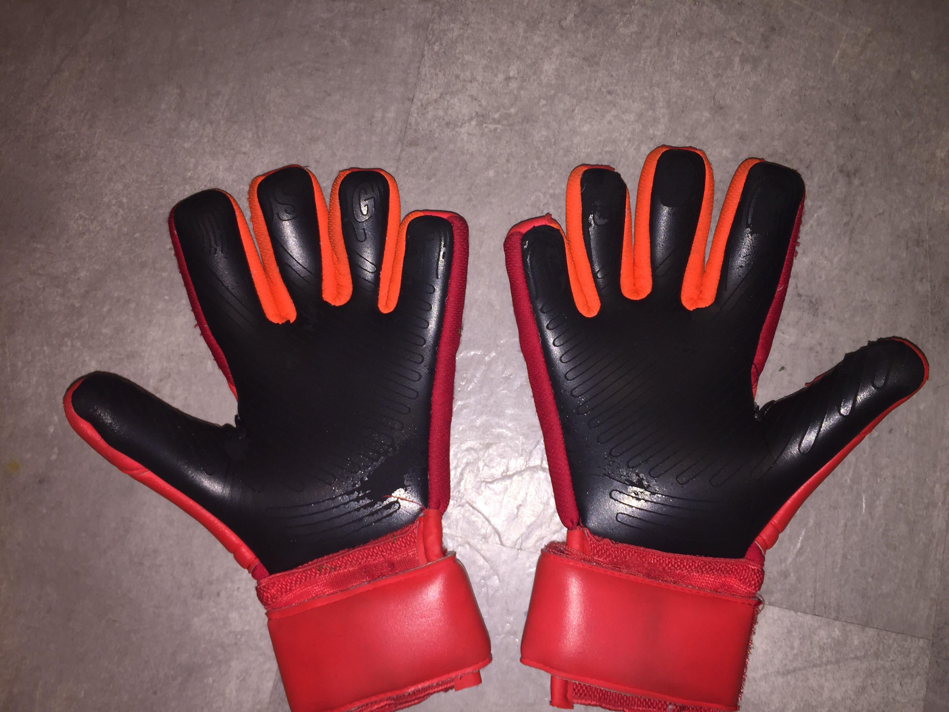 Grifo salado Afectar Nike premier sgt rs promo goalkeeper gloves, Sports Equipment, Sports &  Games, Water Sports on Carousell