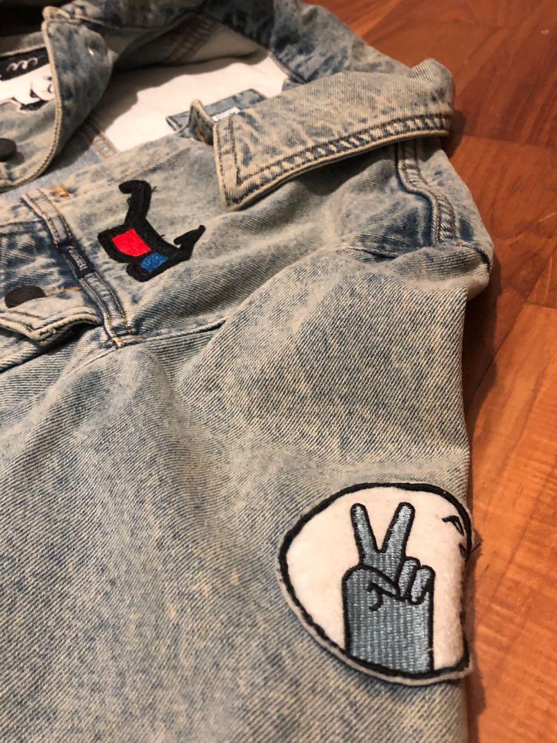 Pull & Bear denim jacket (Category: Coats, Jackets and Outerwear) located in Singapore. Submitted by taylorgang (Listing ID 236470626, Image 2). Description: SIZE S BUT FITS M/L Condition 8/10 LOOK AT THE SICK PATCH DESIGN vintage??? pm for more info slightly negotiable .