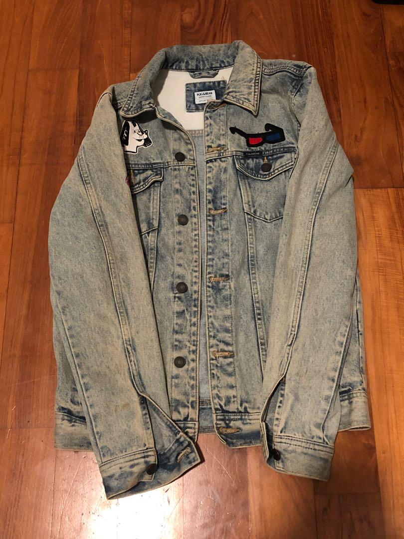 Pull & Bear denim jacket (Category: Coats, Jackets and Outerwear) located in Singapore. Submitted by taylorgang (Listing ID 236470626, Image 1). Description: SIZE S BUT FITS M/L Condition 8/10 LOOK AT THE SICK PATCH DESIGN vintage??? pm for more info slightly negotiable .