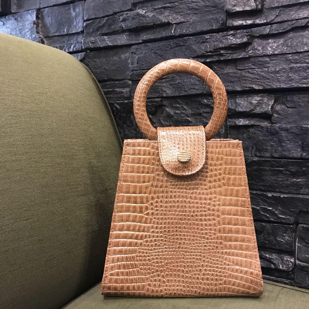 Vintage Faux Croc Leather bag (Category: Cross-body Bags) located in Pasig City. Submitted by mimosaaas (Listing ID 236607220, Image 1). Description: .