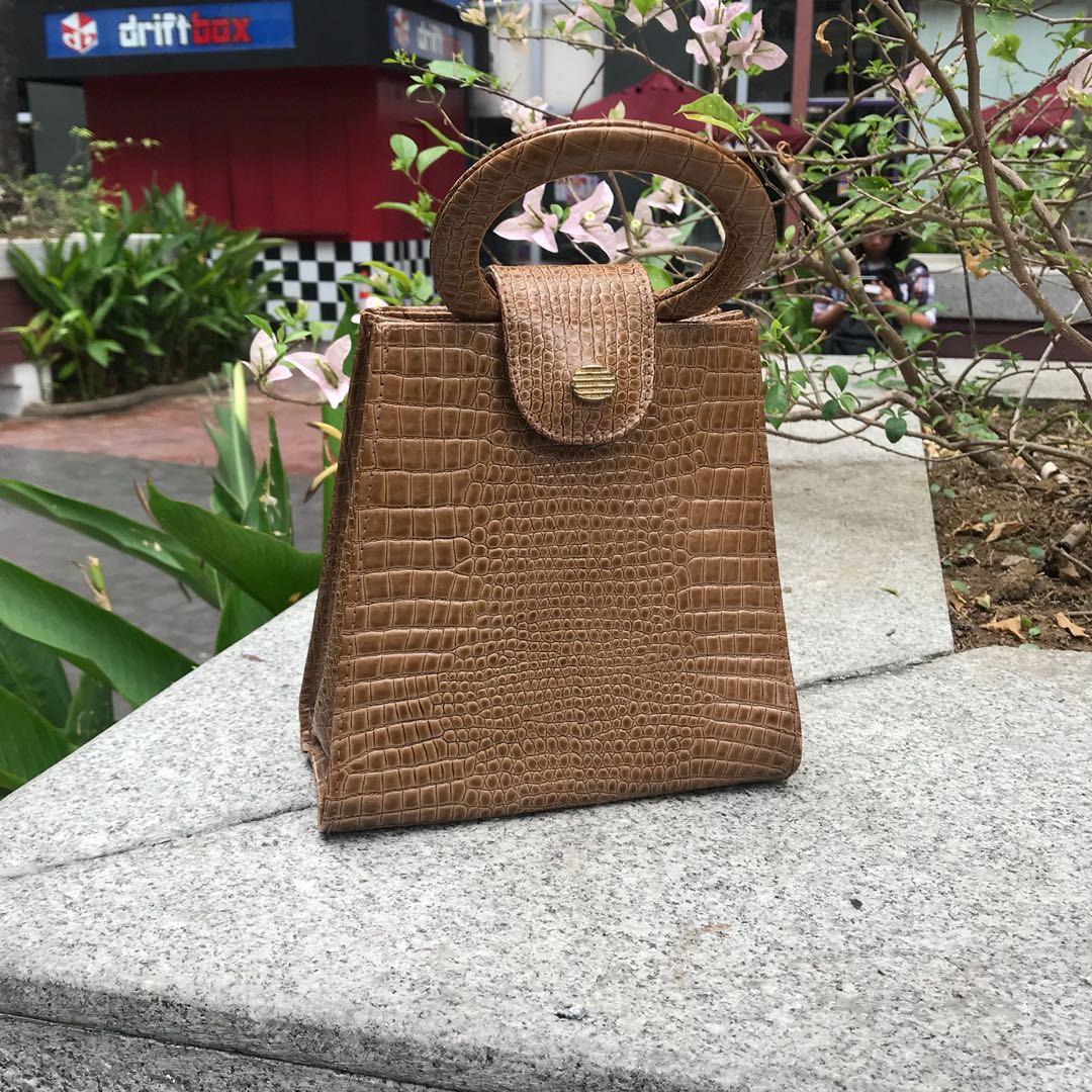 Vintage Faux Croc Leather bag (Category: Cross-body Bags) located in Pasig City. Submitted by mimosaaas (Listing ID 236607220, Image 2). Description: .