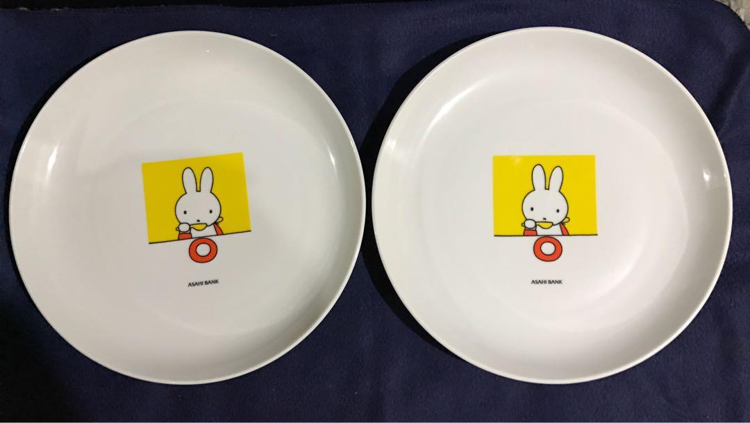 Big plates (Category: Dinnerware & Cutlery) located in Manila. Submitted by simplececile (Listing ID 236755597, Image 1). Description: Big ceramic plates 2 for 200 pesos.
